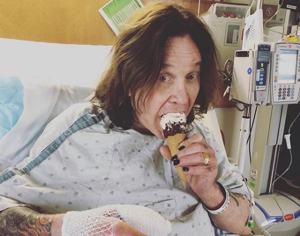 Ozzy Osbourne podstúpil operáciu, na instagrame zverejnil fotku z nemocnice