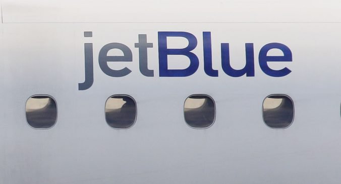 Video: Airbusu spoločnosti JetBlue pri prvom pokuse o štart začal horieť motor