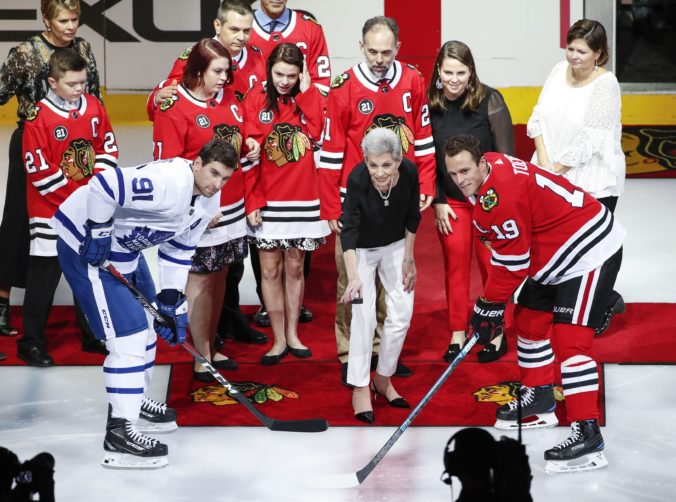 Video: V Chicagu spomínali na Stana Mikitu, úvodné buly zápasu NHL hodila jeho manželka Jill
