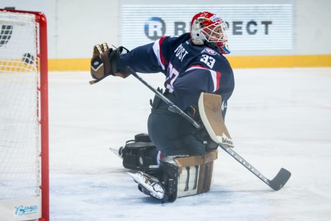Brankár Barry Brust si možno opäť zachytá v KHL na bratislavskom ľade