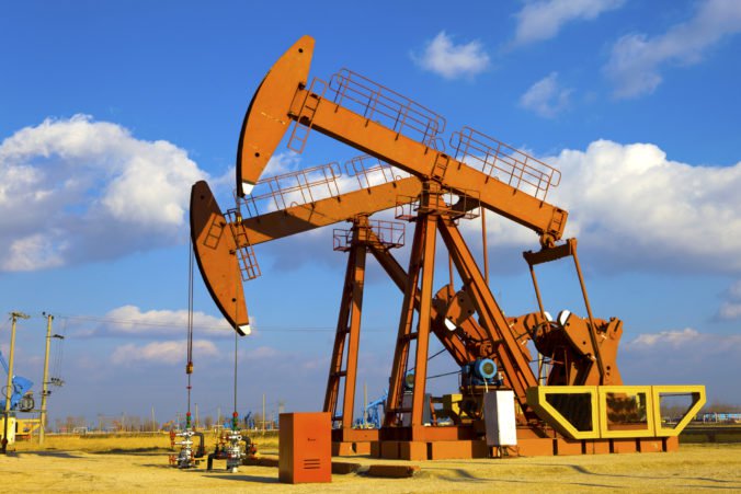 Cenám ropy sa najskôr nedarilo, potom ľahká americká ropa stúpla o 31 centov