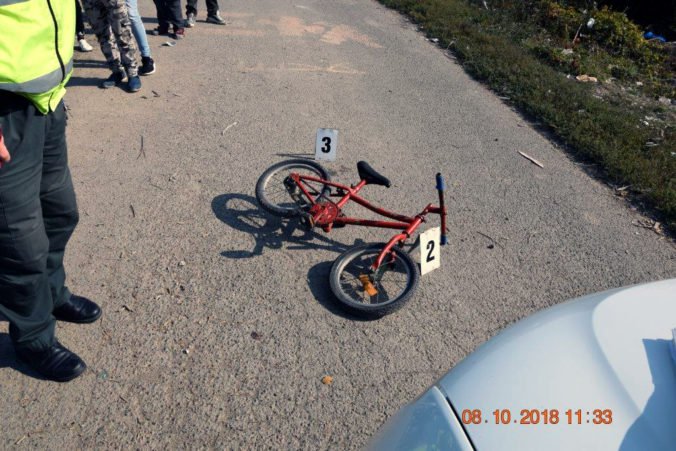 Foto: Desaťročného cyklistu zrazilo auto, na hlave nemal ani prilbu