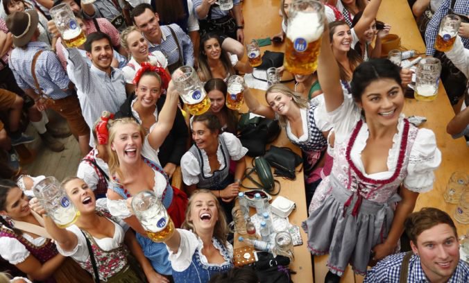 Foto: Oktoberfest navštívilo vyše šesť miliónov ľudí, celkovo vypili 7,5 milióna litrov piva