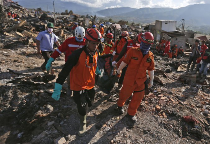 Foto: Počet obetí na Sulawesi presiahol 2000, na niektorých miestach ukončia pátranie po telách obetí