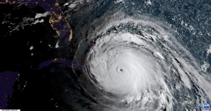 Na Floridu sa rúti hurikán Michael, v 35 okresoch vyhlásili mimoriadny stav