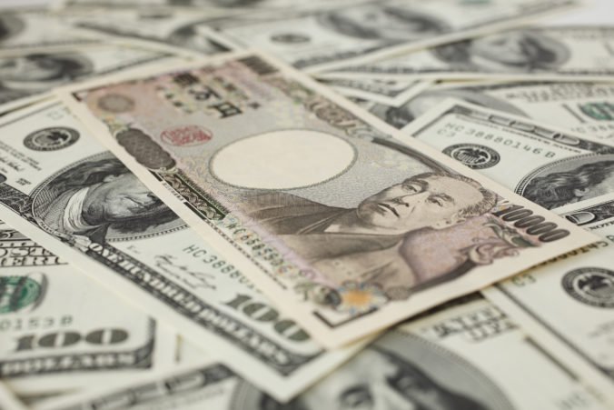 Dolár oslabil oproti jenu aj voči euru, objednávky japonského strojárstva stúpli