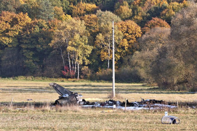 Fotografie z pádu lietadla L-39 pri Sliači: Príčinou nehody bolo údajne zlyhanie motora