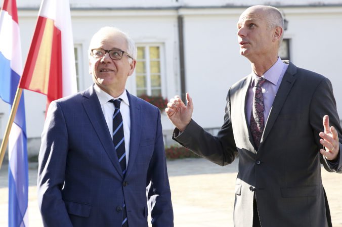 Holandský minister zahraničia vyzval na ukončenie sporu Poľska s Európskom úniou