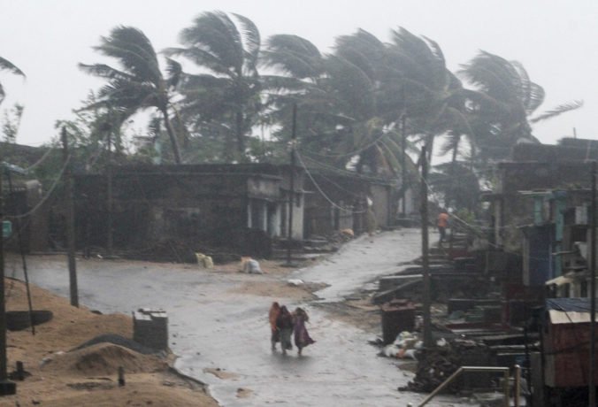 Video: Silný cyklón Titli zničil v Indii domy a polámal stromy, státisíce ľudí z oblasti ušli
