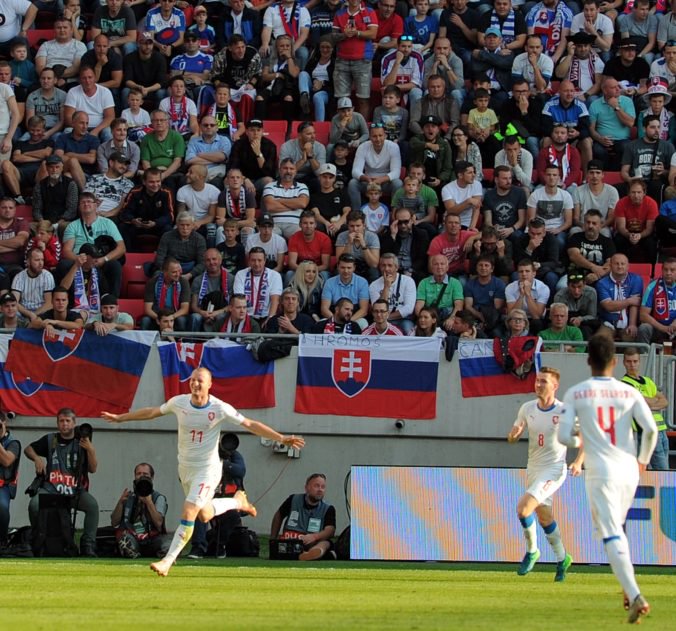 Počas zápasu Slovensko – Česko odpadol fanúšik, záchranári pri oživovaní použili defibrilátor