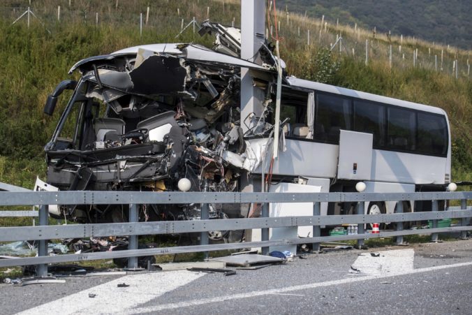 Foto: Na diaľnici vo Švajčiarsku havaroval autobus, niekoľko cestujúcich sa vážne zranilo