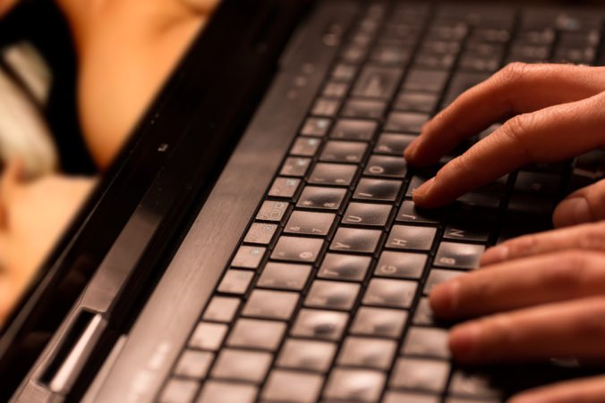 Poskytovatelia internetu začali blokovať pornografické webstránky, môže za to nový zákonník