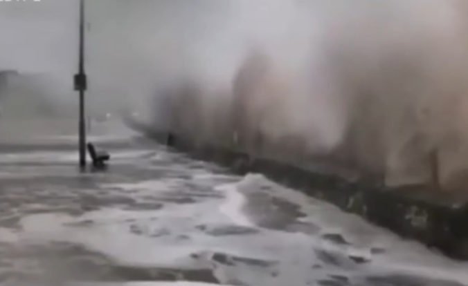 Video: Tropická búrka Leslie v Portugalsku vyvracala stromy a priniesla vietor o sile hurikánu