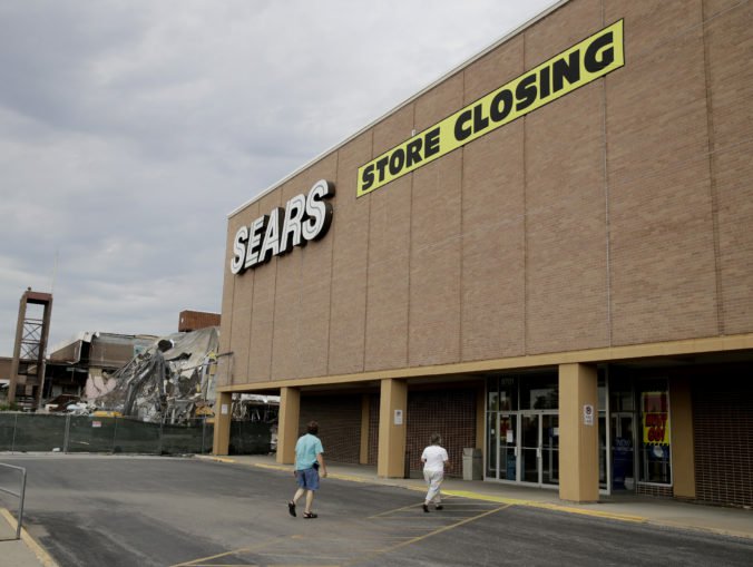 Americká firma Sears požiadala o ochranu pred veriteľmi, pre bankrot zatvorí desiatky predajní