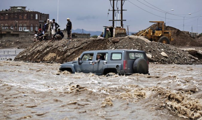 Video: Tropická búrka zasiahla provinciu Mahra, zaplavila hlavné mesto a zabila tisíce zvierat
