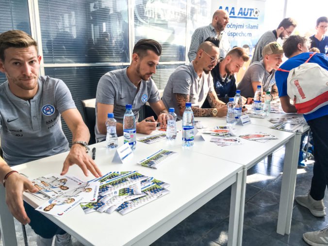 AAA AUTO zorganizovalo autogramiádu s hviezdami slovenskej futbalovej reprezentácie