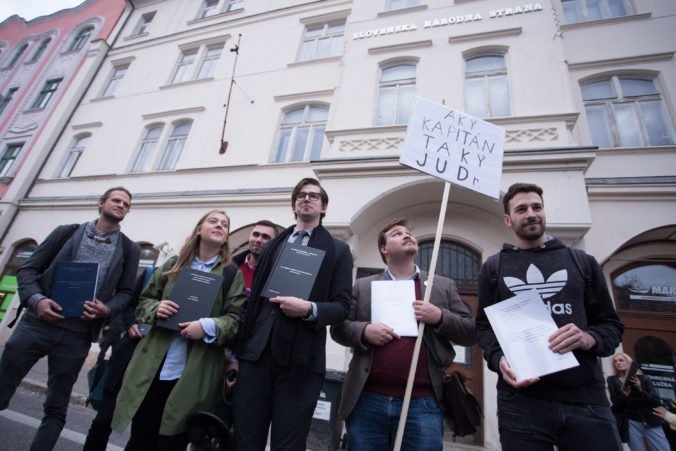 Študenti na proteste vyzvali Andreja Danka, aby ukázal svoju rigoróznu prácu