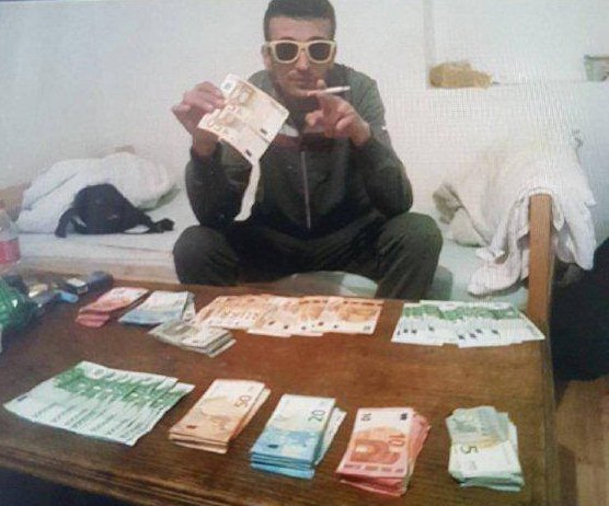 Foto: Polícia pátra po Macedóncoch, kradli na pošte vo Voderadoch a s lupom sa odfotili