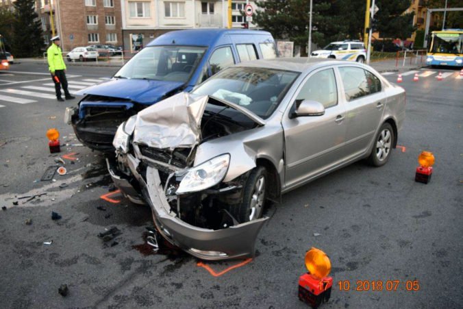 Foto: Vodič Fiatu išiel na križovatke na červenú a zrazil sa s Octaviou, pri nehode sa zranili ľudia