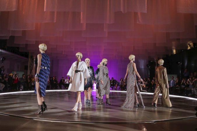 Prvý deň Fashion LIVE! odhalil veľkolepú scénu s efektnými textíliami, na ktorú sa spotrebovalo viac ako kilometer látky