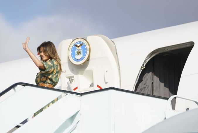 V lietadle s Melaniou Trumpovou horelo, vrátilo sa na letisko