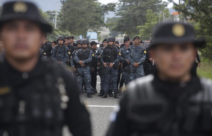 K hranici Mexika sa priblížila karavána migrantov, pre Trumpovu hrozbu tam poslali políciu