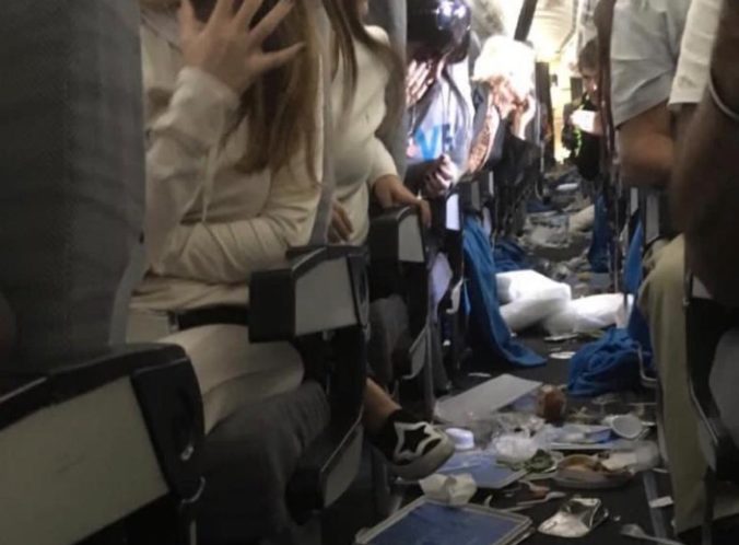 Video: V lietadle sa pri turbulenciách „veľkej intenzity“ zranili niekoľkí cestujúci