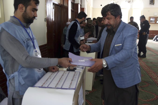 V Afganistane zatvorili volebné miestnosti, voľby sprevádzala séria útokov