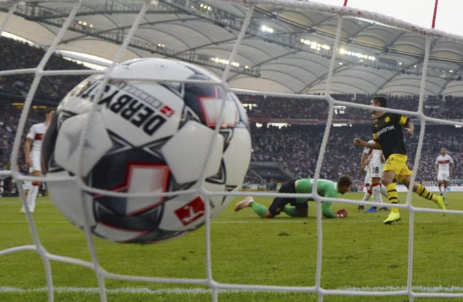 Video: Dortmund vysoko zvíťazil v Stuttgarte, Bayern dohrával bez vylúčeného Robbena