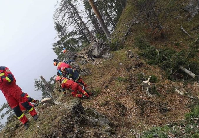 Desiatky hasičov naďalej bojujú s požiarom v Gaderskej doline, v likvidácii im pomáha aj vrtuľník
