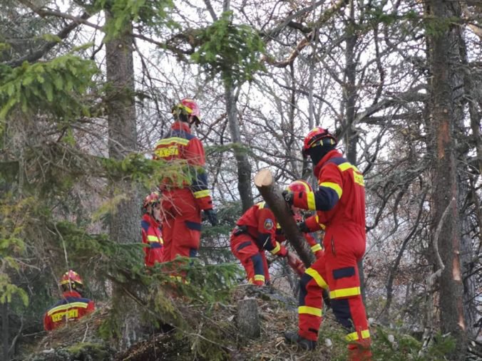Foto: Požiar v Gaderskej doline lokalizovali, hasiči zasahujú už štvrtý deň