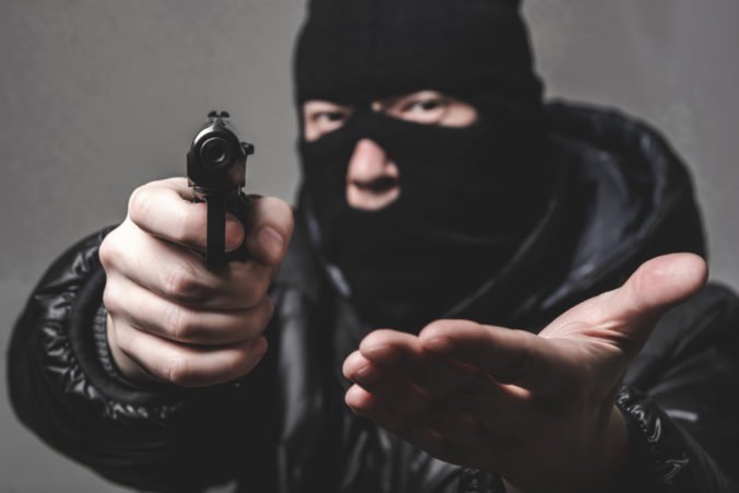 Maskovaný páchateľ prepadol poštu v Brutoch a pýtal peniaze, polícia začala trestné stíhanie
