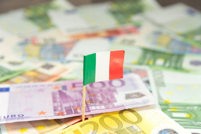 Euro oslabilo voči doláru, reagovalo na „stopku“ Bruselu pre taliansky rozpočet