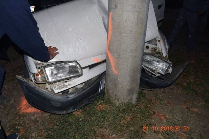 Foto: Opitá vodička narazila do lampy, zranil sa aj spolujazdec
