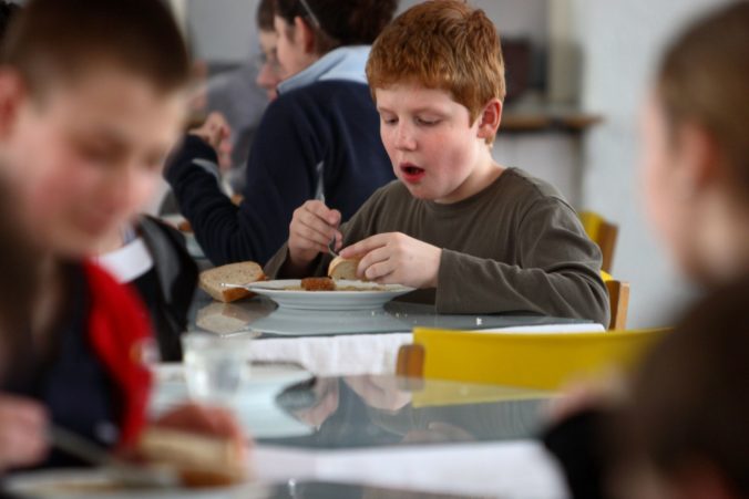 Smerácke obedy zadarmo prešli do 2. čítania, návrh zákona hovorí aj o diétnom stravovaní dieťaťa