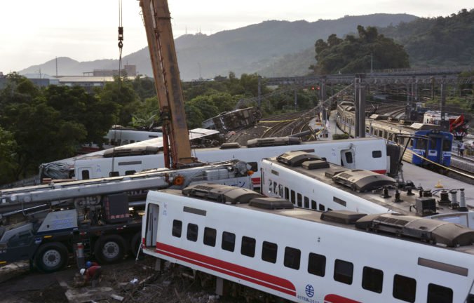 Video: Je známa príčina vykoľajenia vlaku v Taiwane, v ktorom sa viezli stovky cestujúcich