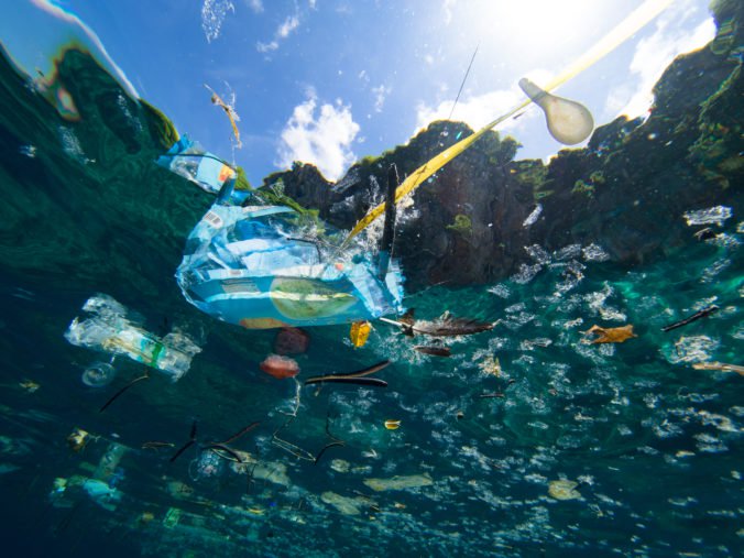 Brusel bojuje so znečistením morí, zakázal jednorazové plasty
