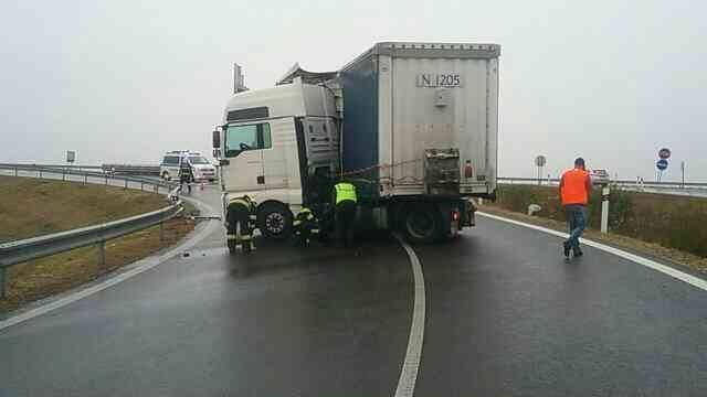 Foto: Kamión zablokoval zjazd z diaľnice D4 v smere na Brno, pretrhla sa mu palivová nádrž