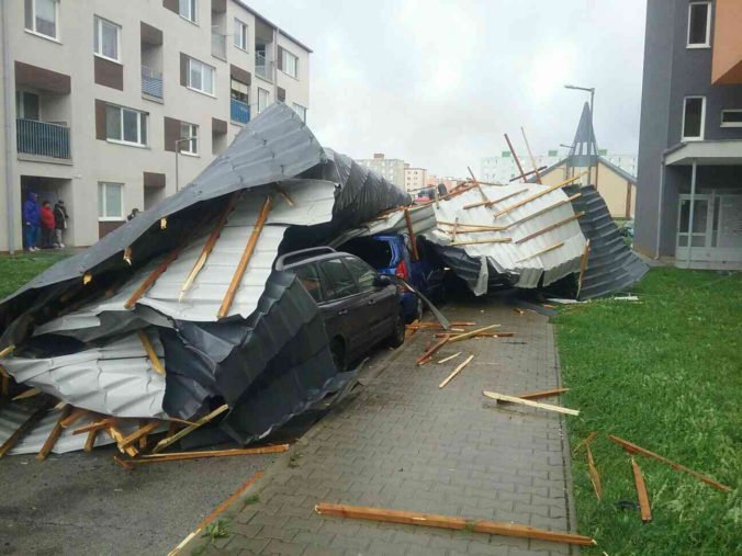 Silný vietor na východe Slovenska stŕhal strechy, viaceré oblasti boli bez elektrickej energie
