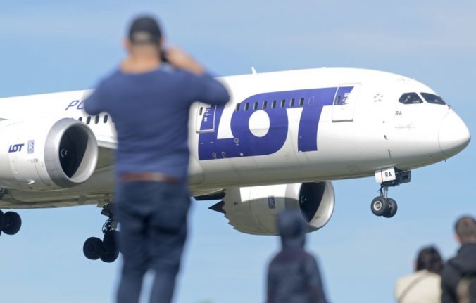 V Poľsku štrajkujú piloti aj letušky, spoločnosť LOT zrušila medzinárodné lety