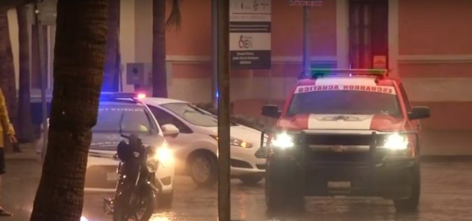 Video: Hurikán Willa udrel na pevninu a začína slabnúť, mexické úrady evakuovali tisícky ľudí