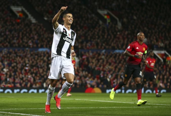 Video: Ronaldo na Old Trafford opäť vyhral, Mourinho posielal Bonucciho s Chiellinim na Harvard