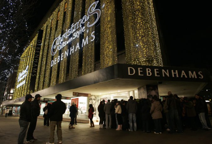 Britská spoločnosť Debenhams skončila v rekordnej strate, zavrie desiatky obchodných domov
