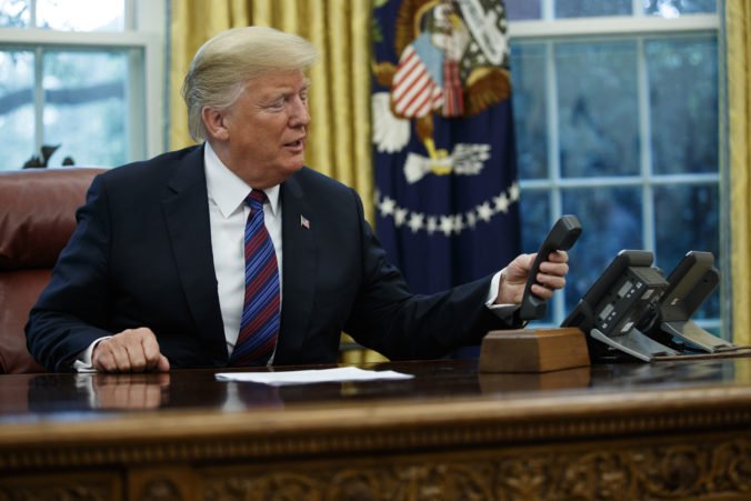 Čína odmieta obvinenia z odpočúvania Trumpových hovorov a prezidentovi radí výmenu telefónu