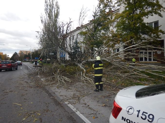 Na východe Slovenska odstránili väčšinu výpadkov elektriny, ktoré spôsobil silný vietor