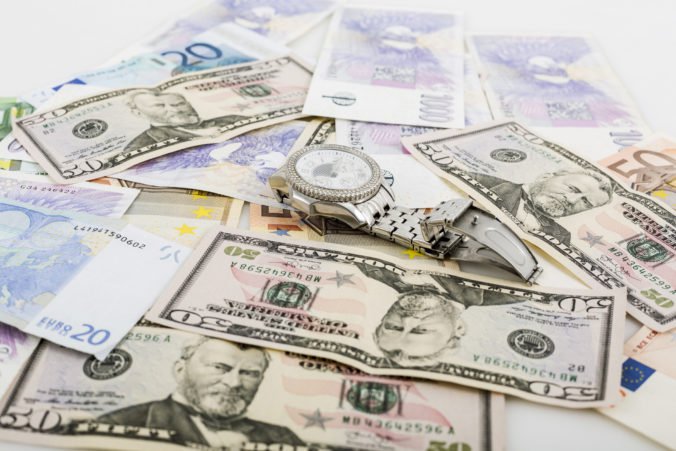 Spoločná európska mena posilnila voči doláru, americká mena si prilepšila oproti jenu