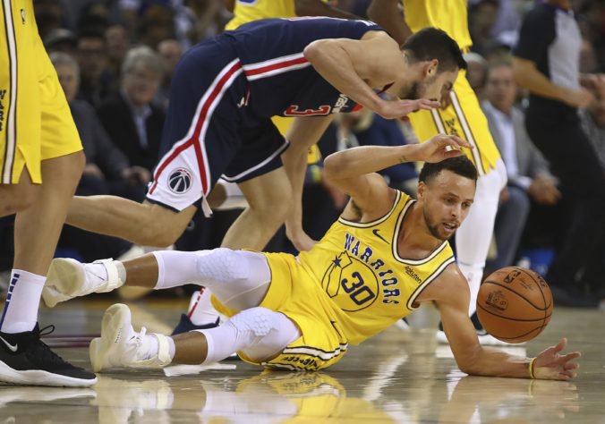 Video: Curry v NBA strelecky explodoval, LeBron má prvý triumf v drese Lakers