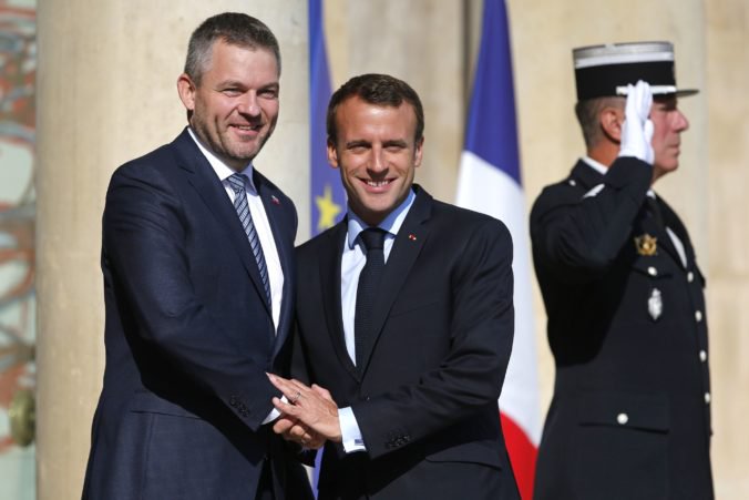 Francúzsky prezident Macron bude rokovať s Kiskom a Pellegrinim, ale s Dankom sa nestretne