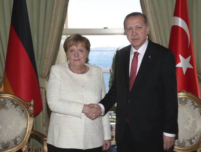 Merkelová a Erdogan rokovali o Nemcovi, ktorý je obvinený z členstva v kurdských milíciách