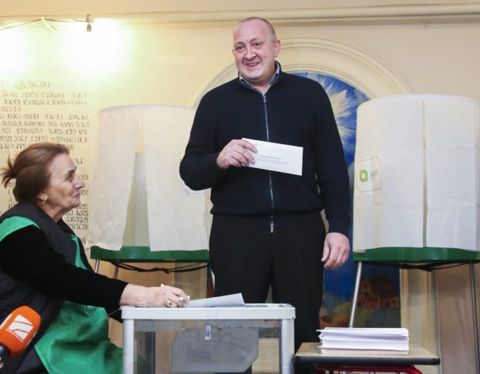 V Gruzínsku sa konajú posledné priame voľby prezidenta, o kreslo bojuje rekordný počet kandidátov